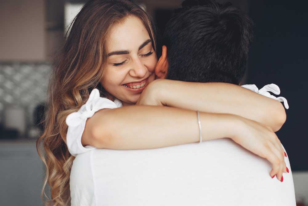 The Role Of Hugging In The Couple Relationship!